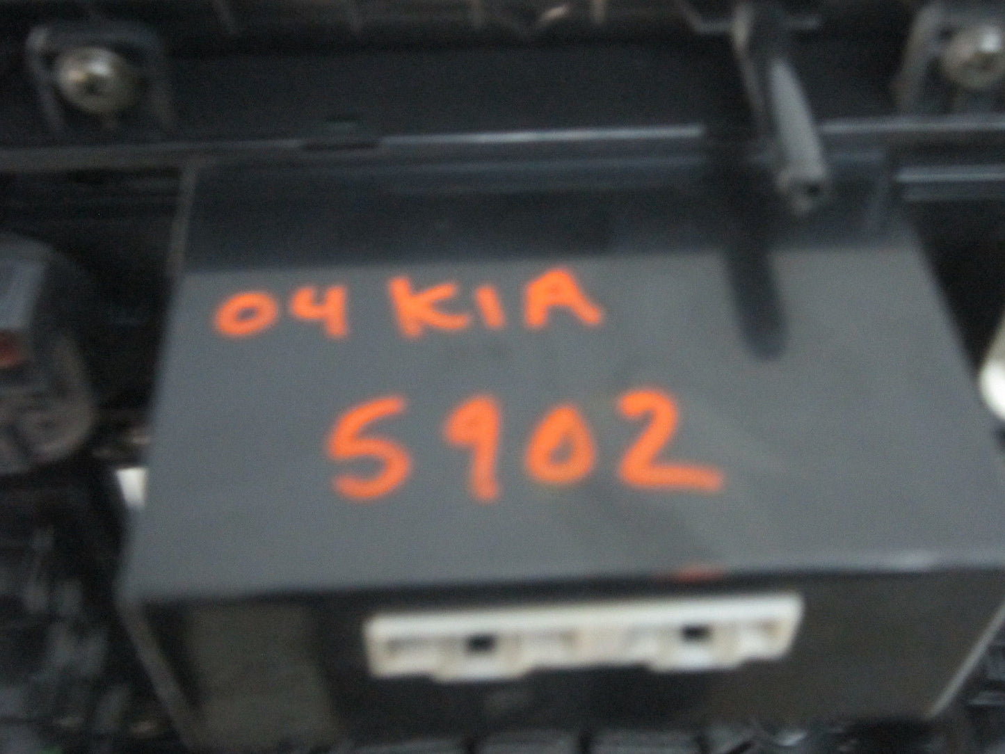 02 03 04 05 KIA SEDONA CLIMATE CONTROL RADIO BEZEL