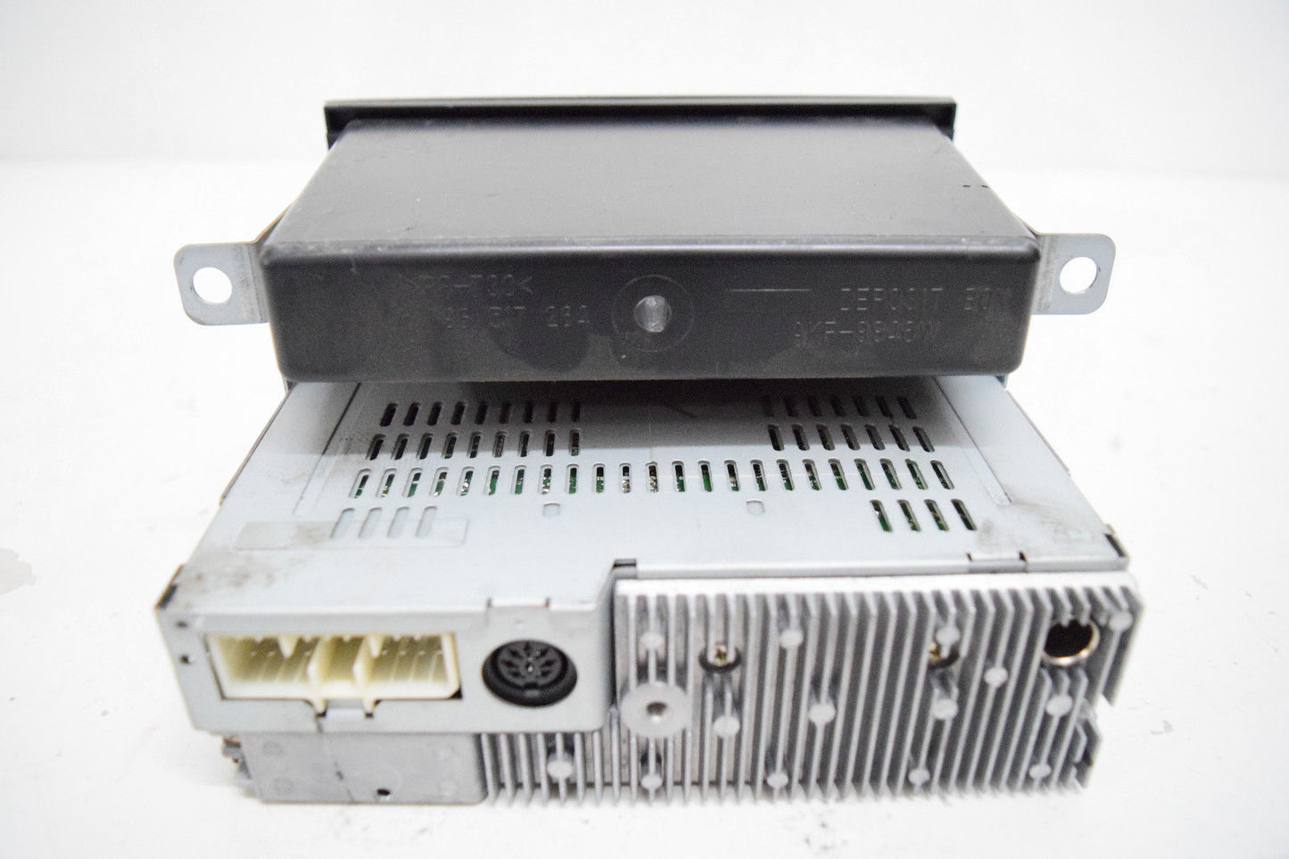 04 05 06 CHEVY AVEO MP3 RADIO CD PLAYER STORAGE OEM