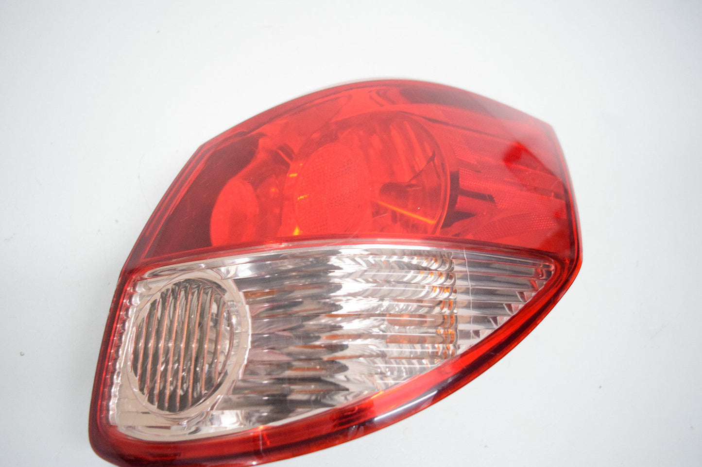 03 04 TOYOTA MATRIX RIGHT PASSENGER TAIL LIGHT OEM