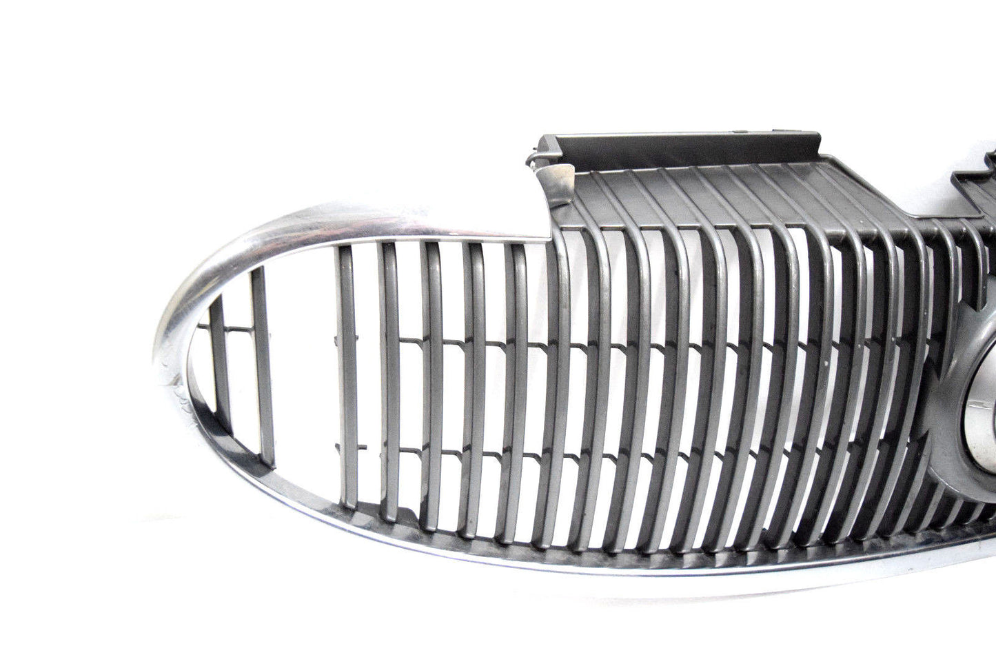 04 05 06 07 BUICK RAINIER FRONT GRILLE GRILL WITH EMBLEM MISSING PIECE