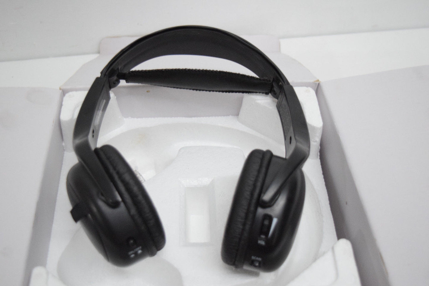 GM HEADPHONES - NEW IN BOX - 04685936AE