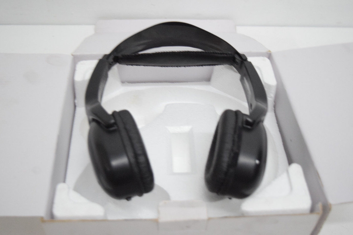 GM HEADPHONES - NEW IN BOX - 04685936AE