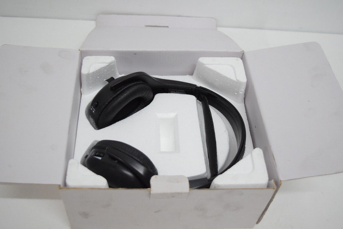 GM HEADPHONES - NEW IN BOX - 04685936AE