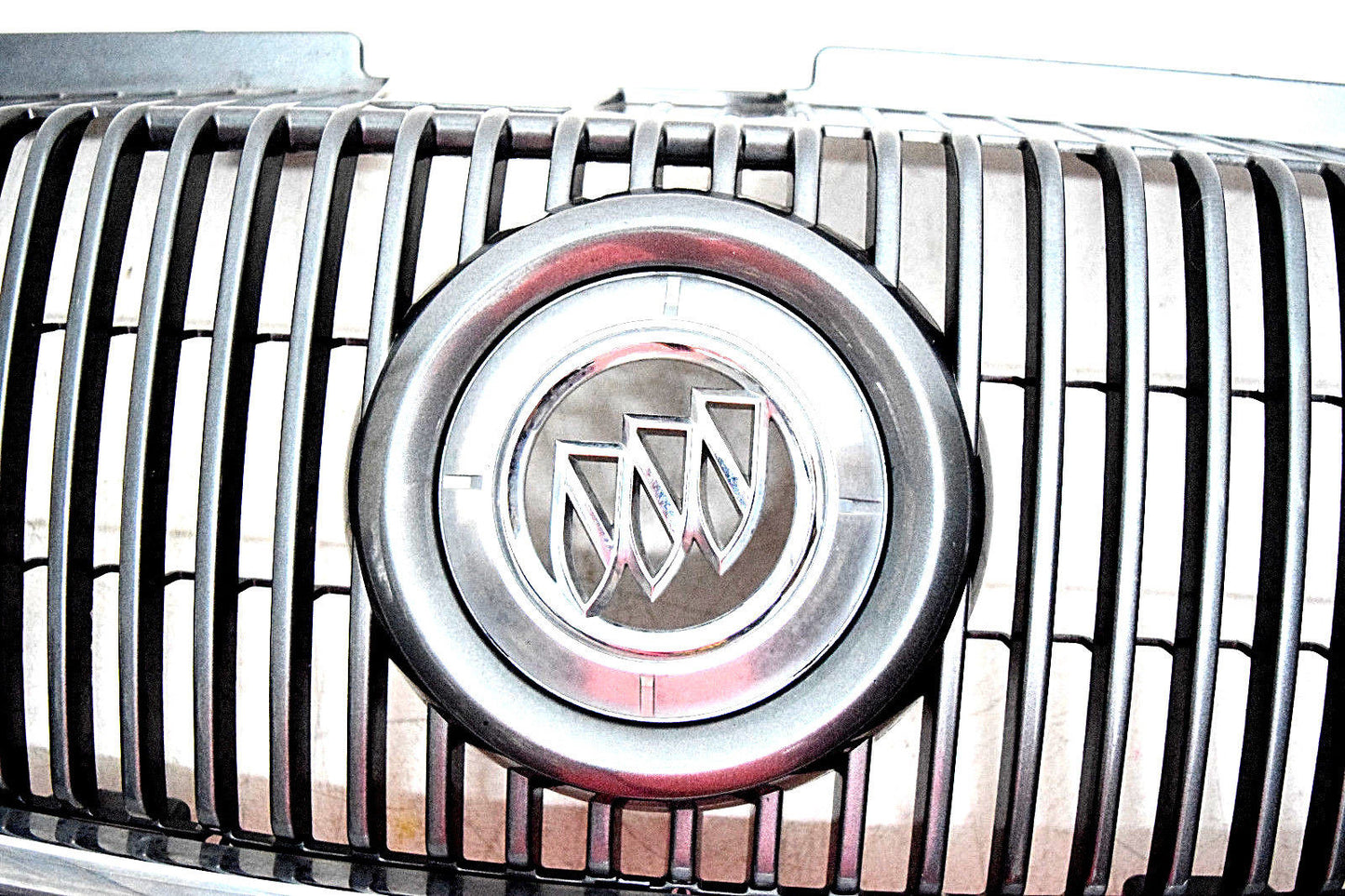 04 05 06 07 BUICK RAINIER FRONT GRILLE GRILL WITH EMBLEM OEM