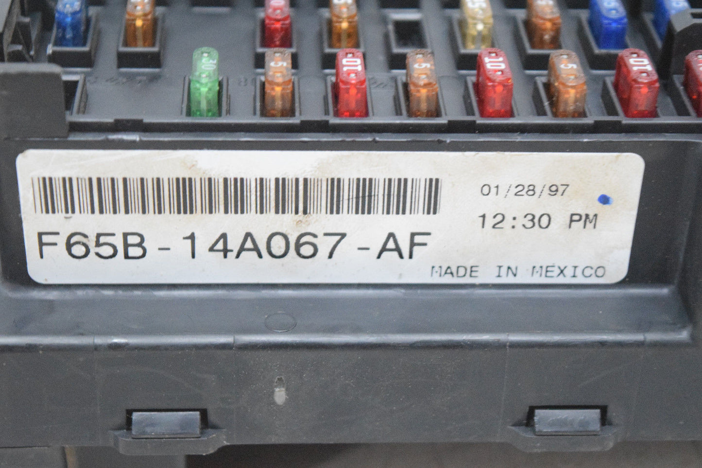 97 98 99 0 01 02 FORD EXPEDITION NAVIGATOR F150 UNDER DASH FUSE BOX F65B14A067AF