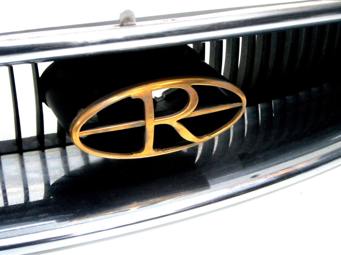 95 96 97 98 99 BUICK RIVIERA GRILLE GRILL GOLD EMBLEM