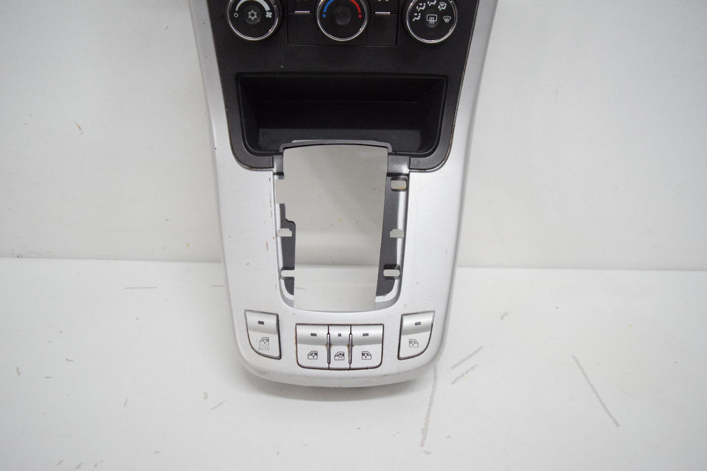 07 08 09 PONTIAC TORRENT CLIMATE CONTROL RADIO DASH BEZEL